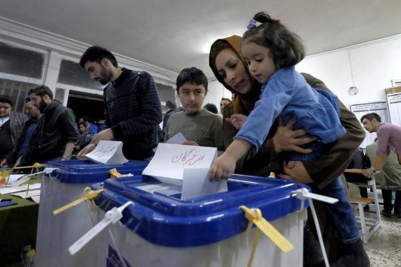 الانتخابات الإيرانية تقترب من الحسم.. ومواجهة ساخنة بين روحاني ورئيسي