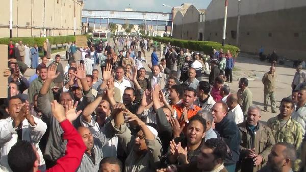 140 مليون جنيه لتمويل أجور العاملين بقطاع الغزل والنسيج