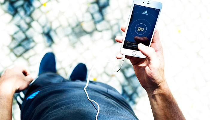 خبراء: استخدام الهواتف أثناء التمرينات الرياضية يضعف عضلة القلب