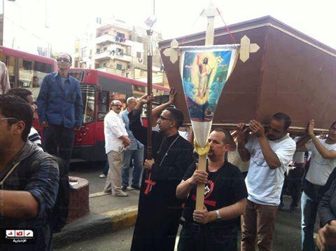 القساوسة يتصدرون مسيرة شبرا ضمن تظاهرات “الإخوان جوعونا”