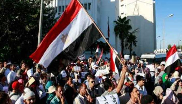 وقفة أمام سفارة مصر بتونس تنديدًا بإحالة مرسي للمفتي