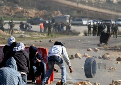 اشتباكات بين جيش الاحتلال وفلسطينيين برام الله