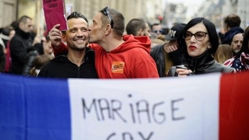 رسميا.. فرنسا تسمح بزواج مثليي الجنس