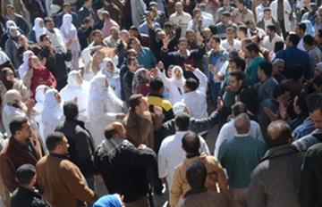 وقفة لموظفي طب القصر العيني للمطالبة بالحد الأدنى للأجور