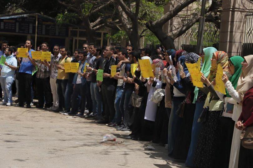 وقفة احتجاجية لطلاب علاج طبيعي بجامعة القاهرة تنديدًا بمقتل أنس المهدي