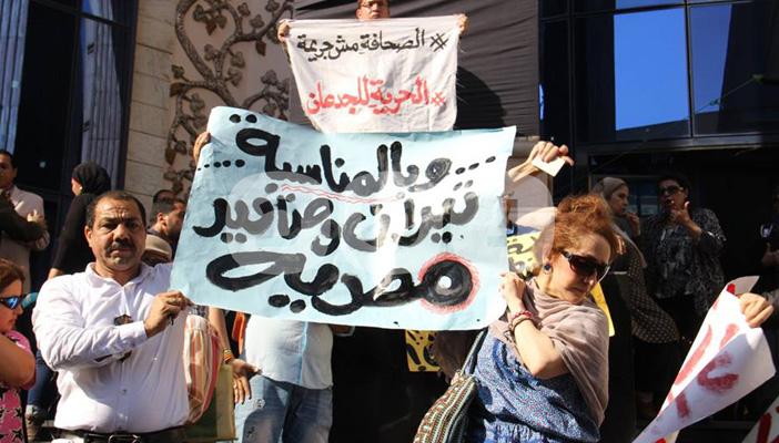 بالصور.. وقفة حاشدة للصحفيين أمام نقابتهم للتنديد باعتقال زملائهم