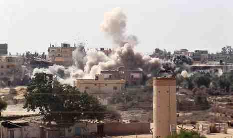 إصابة فلسطيني بجروح خطيرة في انفجار بجنوب غزة