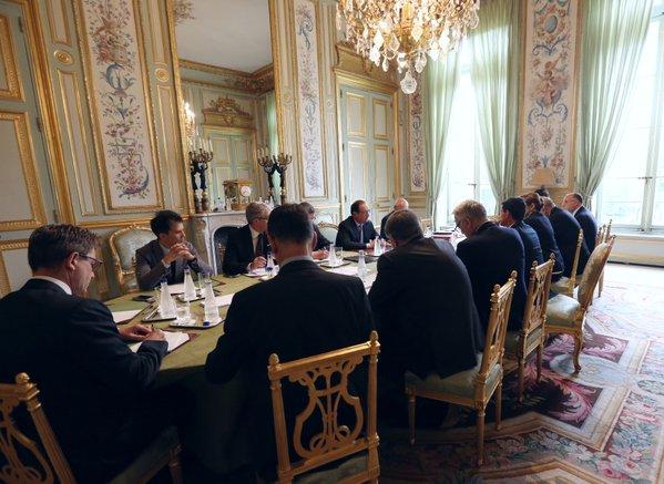 فرنسا تعلن وضع إمكانياتها وطائراتها تحت تصرف مصر للبحث عن الطائرة