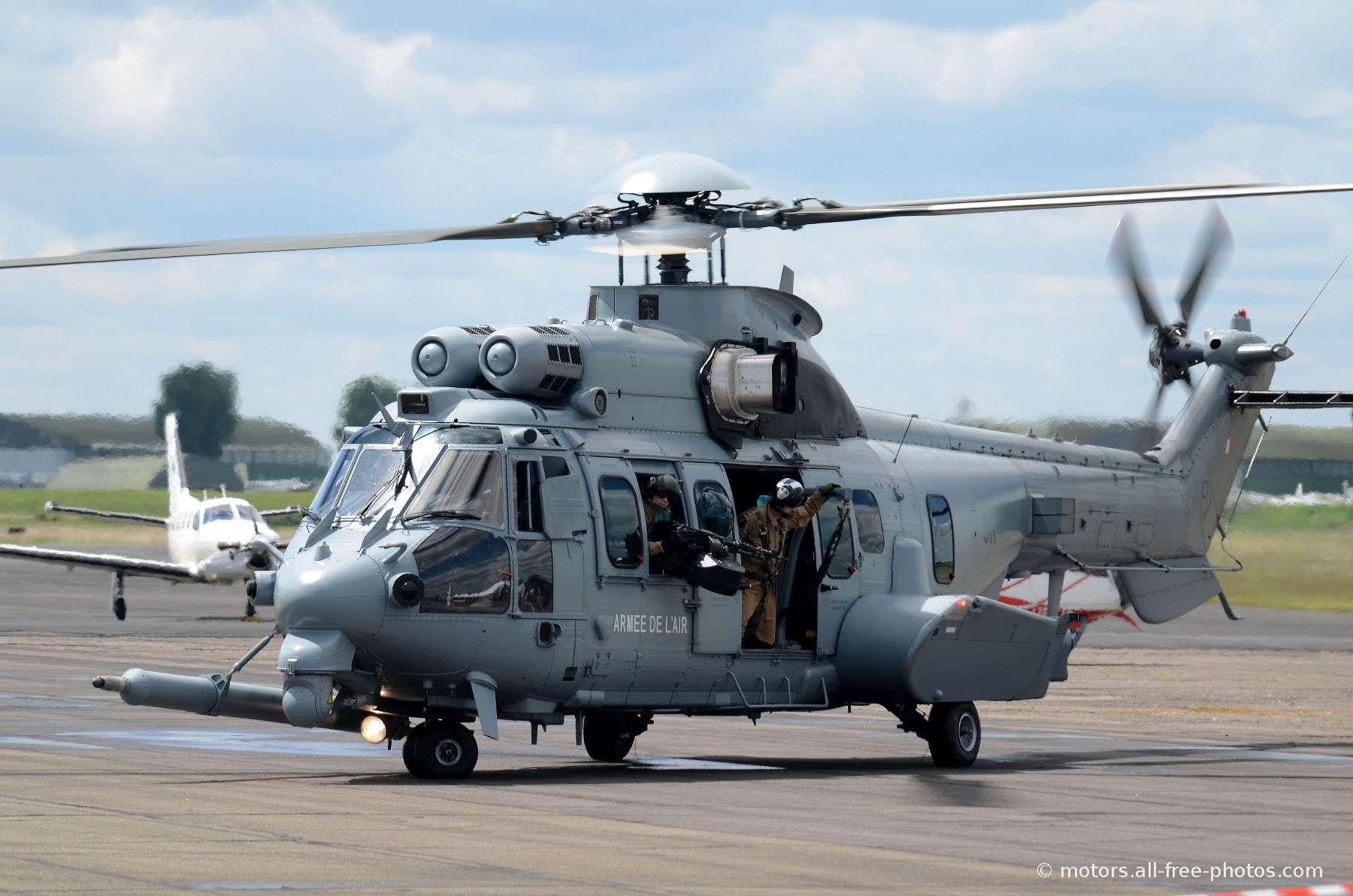 الجيش الفرنسي يرسل طائرة للبحث عن الطائرة المصرية المفقودة