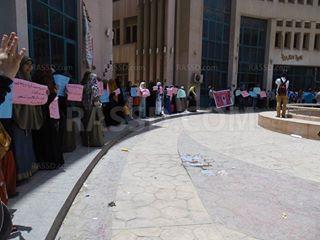 وقفات طلابية بجامعة حلوان‬ تزامنا مع محاكمة الطالب محمد فرج