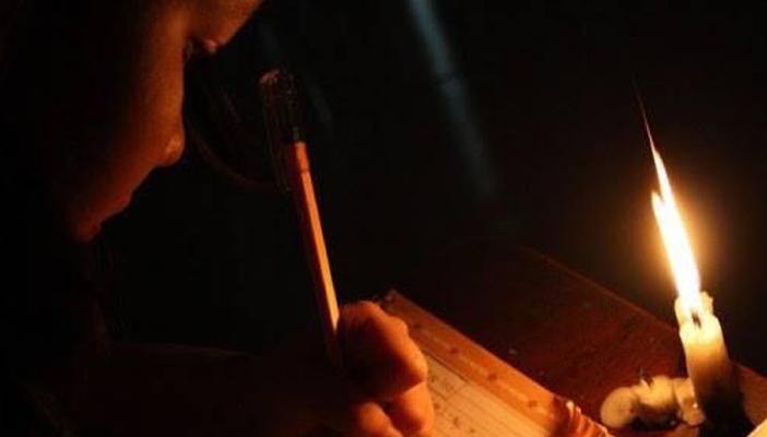 انقطاع الكهرباء يحاصر طلاب قنا أيام الامتحانات