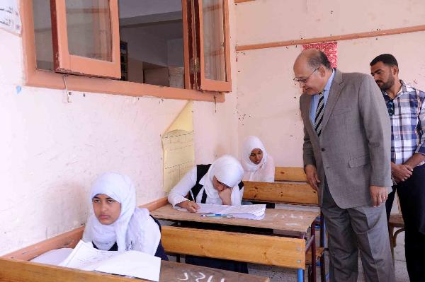 محافظ الأقصر يتفقد امتحانات الشهادة الإعدادية بالمدارس