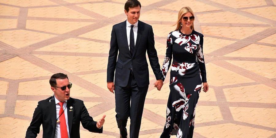 نظرة وكرافتة وهاشتاجات.. أبرز مشاهد زيارة ترامب للسعودية