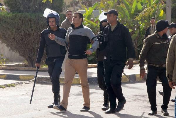 حملة مداهمات واعتقالات لمؤيدي الشرعية بـ”كوم امبو”