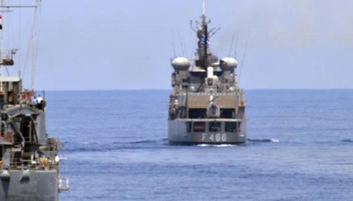 فرق البحث تعثر على أشلاء بشرية وأجزاء من الطائرة المصرية المنكوبة