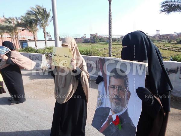 سلسلة بشرية لثوار البصارطة بدمياط للتنديد بمسرحية الانتخابات