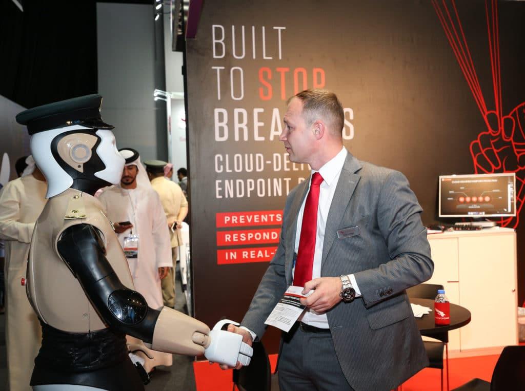 أول “ضابط آلي” ينضم إلى شرطة دبي