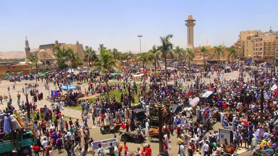 بالصور.. أهالي الأقصر يحتفلون بمولد “أبو الحجاج” في الشوارع والميادين