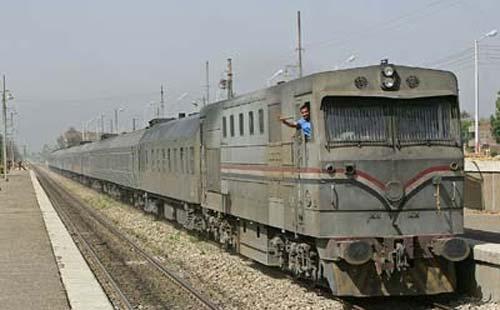 قطار يدهس مجند بالجيش.. وزملاءه يقتحمون نقطة شرطة ويستولون على أسلحتها