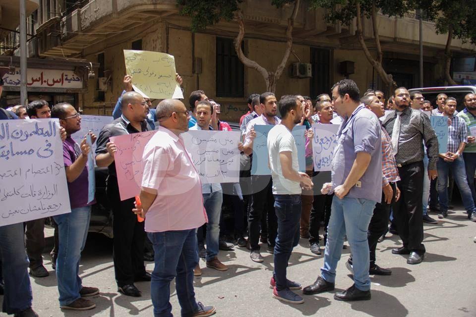 بالصور.. وقفة للمعلمين المغتربين للمطالبة بنقلهم إلى محافظاتهم