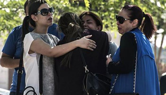 توافد أهالي ضحايا الطائرة المنكوبة إلى “زينهم” بعد وصول 15 حقيبة أشلاء