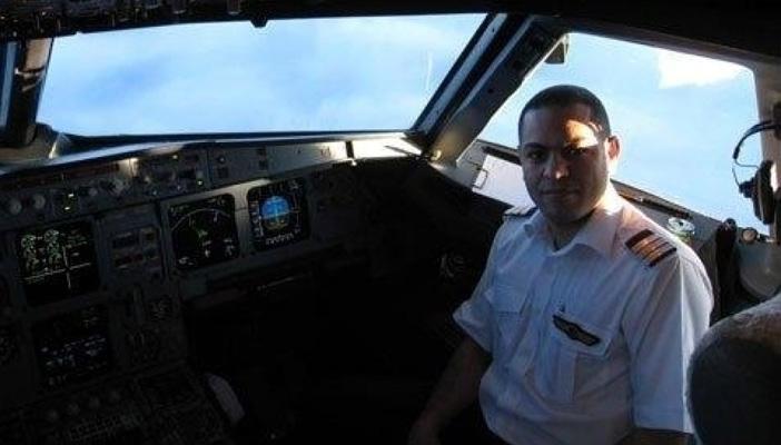 بالفيديو.. أول تعليق لوالد قائد الطائرة.. هذا ما قاله للسيسي