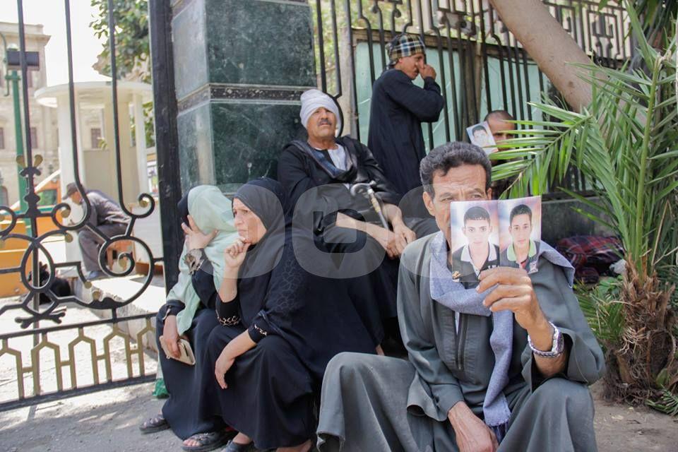 وقفة لأهالي المهاجريين غير الشرعيين للمطالبة بالإفراج عن ذويهم