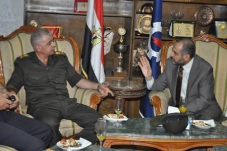 محافظ السويس يستقبل قائد الدفاع الشعبي والعسكري