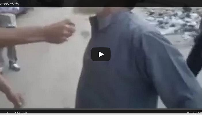 بالفيديو.. شباب يحرقون لحية رجل كبير بالولاعة في وضح النهار