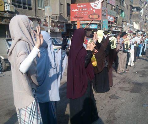 سلسلة بشرية لرافضي الانقلاب بشبرا وسط ترحيب الأهالي والمارة