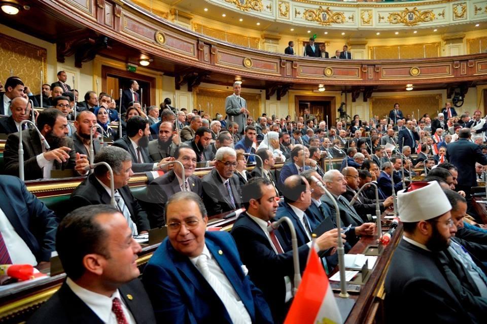 حازم حسني ساخرا: رئيس النواب نسي يؤكد على الأعضاء لبس “المريلة”