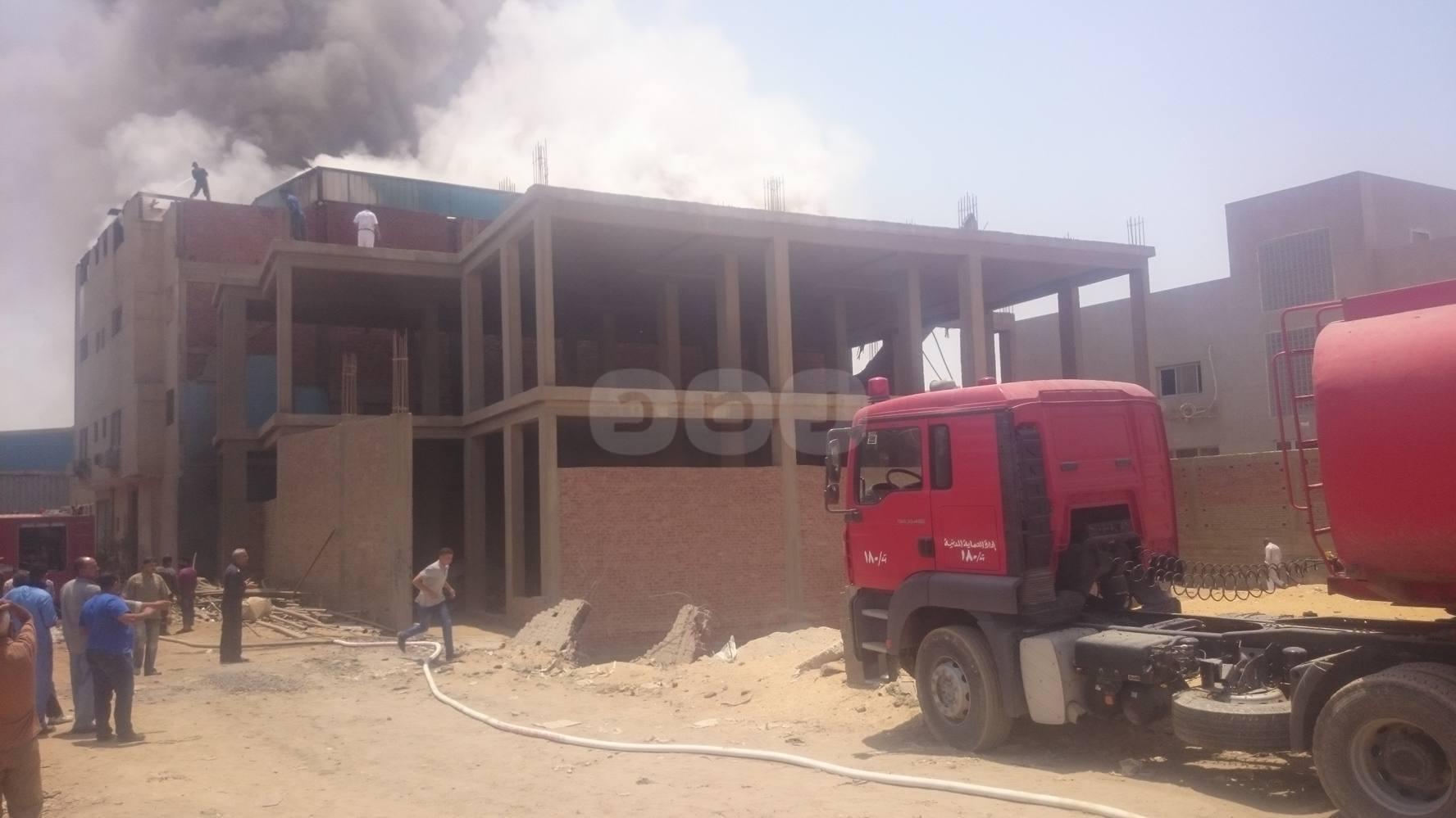 بالصور.. السيطرة على حريق هائل بمصنع أدوات كهربائية بأبورواش