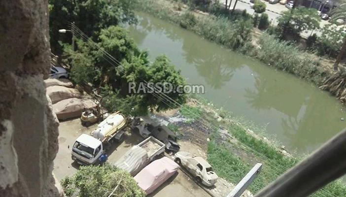 سيارة صرف صحي حكومية تفرغ حمولتها بترعة في أسيوط