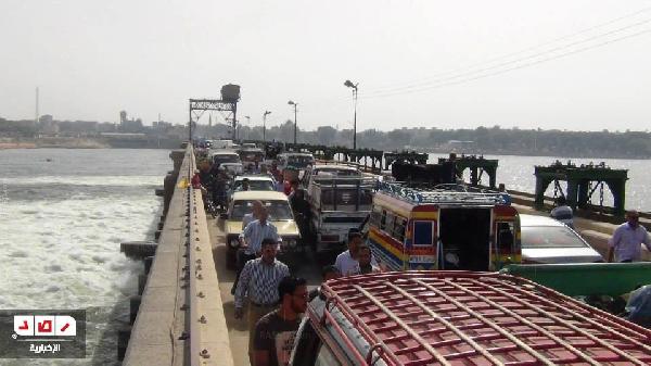 اصطدام سيارتين أعلى قناطر أسيوط يصيب المرور بالشلل