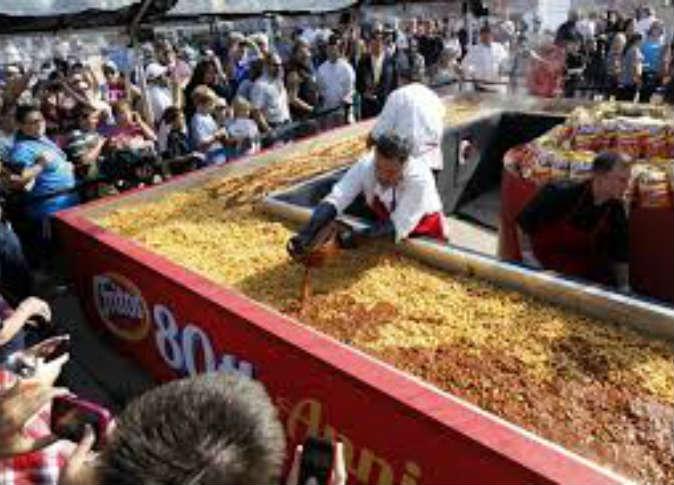 السعودية تدخل «جينيس» بأكبر «فطيرة جبن» في العالم