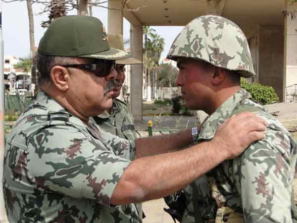 وسط تعتيم إعلامي .. قائد الجيش الثاني يلتقي شيوخ  القبائل