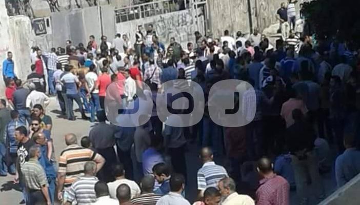 بالصور.. عمال ترسانة الإسكندرية يعتصمون لليوم الرابع على التوالي