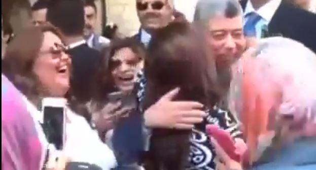 بالفيديو.. نساء يحضنون وزير الداخلية أمام إحدى اللجان