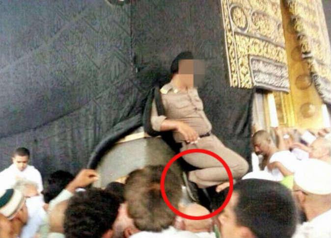 ضجة بالسعودية لتصوير رجل أمن يضع حذاءه على «الحجر الأسود»