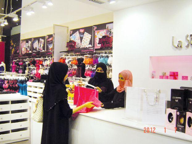 أصحاب محال «اللانجيري» بالسعودية يمنعون البائعات من التدخين