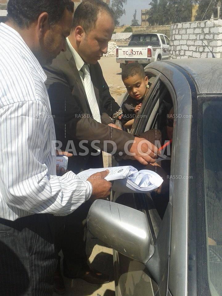 قاض بالشرقية يستوقف المواطنين لإرغامهم على التصويت