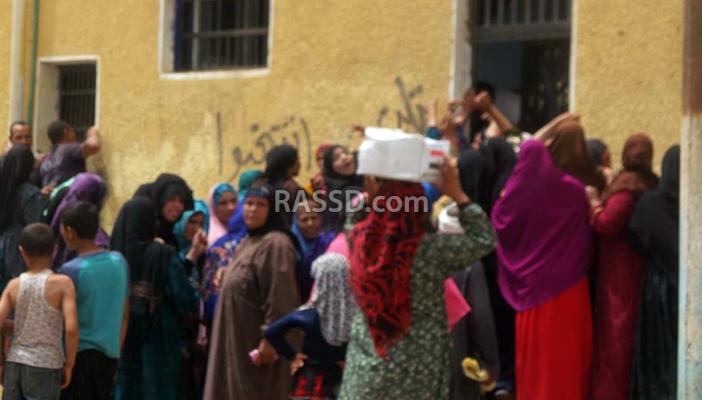 بالصور.. الجيش يوزع الزيت والسكر على قرى ببني سويف