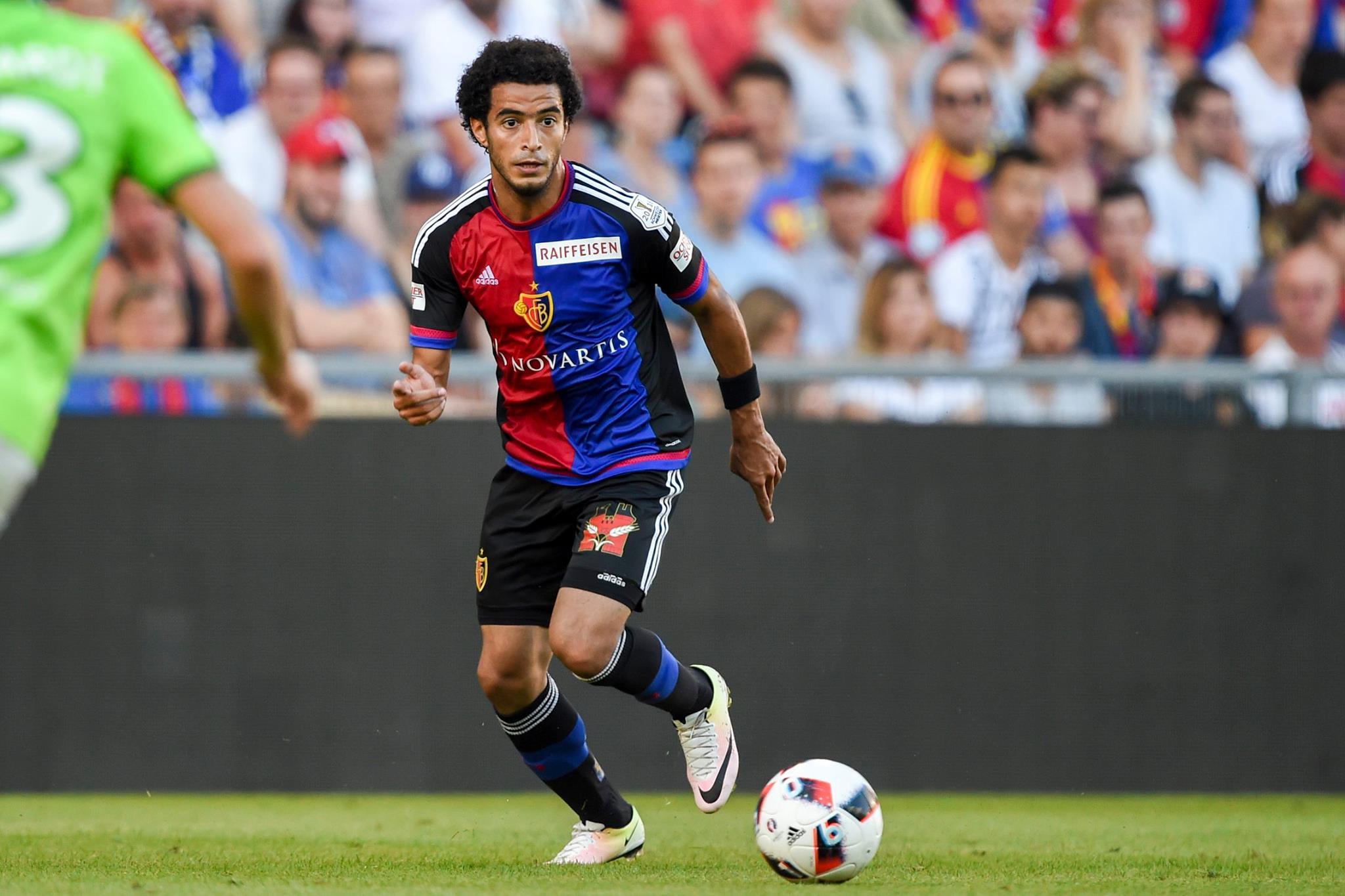 عمر جابر يقود بازل المتصدر أمام جراسهوبرز السويسري