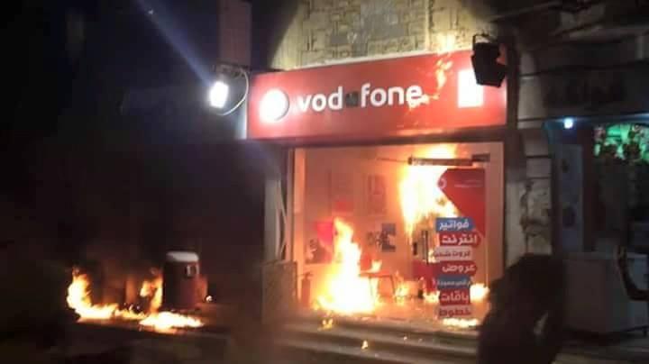 بالصورة.. حرق فرعي اتصالات وفودافون بالعمرانية