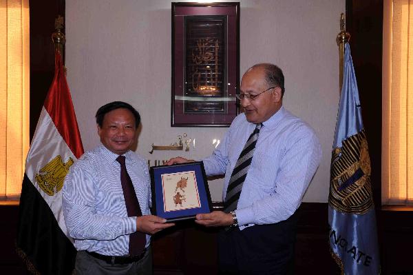 محافظ الأقصر يبحث تنشيط السياحة مع الجانب الفيتنامي