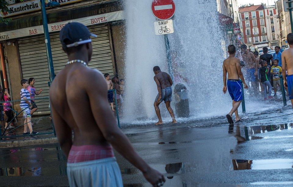 الفرنسيون يقاومون موجة الحر بعمل “برك” في الشوارع