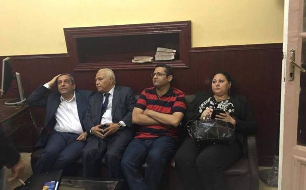 احتجاز نقيب الصحفيين يشعل غضب الأحرار ودعوات للاحتشاد أمام “قصر النيل”