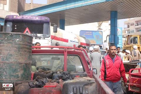 ضبط مسئول بالتموين لمشاركته في بيع 529 اسطوانة بقنا