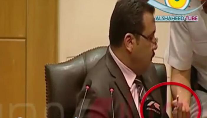 بالفيديو.. قاضي في المحكمة لضابط شرطة: “أيوه يا باشا”