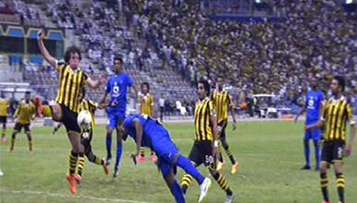بالفيديو.. تعادل بين الهلال والاتحاد السعوديين في الشوط الأول